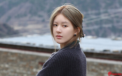 Triệu Lộ Tư kể khổ với người nghèo