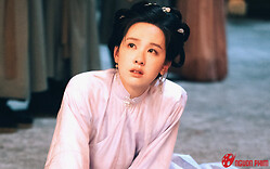 Nữ diễn viên sợ hãi co rúm người khi bị fan xô đẩy tại ga tàu