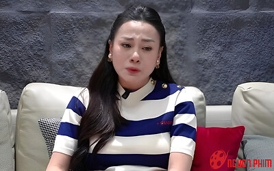 Ánh mắt lạ của Phương Oanh