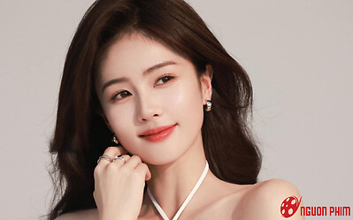 Bạch Lộc công khai hôn trai lạ khiến fan hốt hoảng?