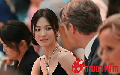 'Bạn trai' Song Hye Kyo quá đẳng cấp, thế này Song Joong Ki bao giờ mới sánh kịp?