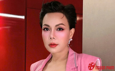 Bắt gặp chồng Việt Hương đi bán bánh, diện mạo tuổi U60 gây bất ngờ