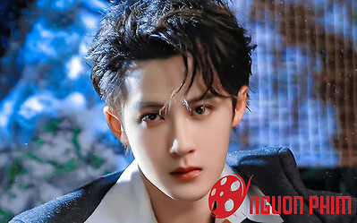 Bắt gặp Đàn Kiện Thứ thân mật với bạn gái kém tuổi trên phố đông người