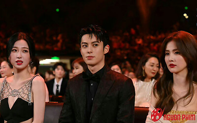 Biểu cảm hoang mang của Vương Hạc Đệ khi ngồi giữa Ngu Thư Hân, Bạch Lộc trong Đêm hội Weibo