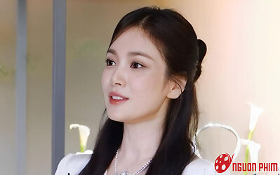 Biểu cảm lạ của Song Hye Kyo khi Son Ye Jin thắng giải Ảnh hậu