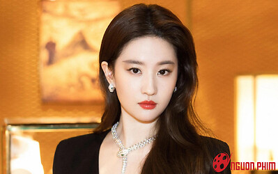 Bố của Lưu Diệc Phi vừa lộ diện đã gây bão mạng, dung mạo thế này bảo sao con gái không đẹp