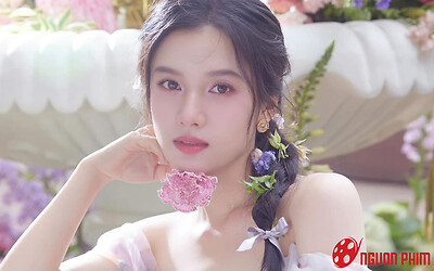 Bố mẹ chồng Trương Tịnh Nghi lộ biểu cảm cực 'khoái' trong ngày cưới của các con