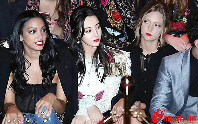 Chỉ một khoảnh khắc ngồi cạnh sao quốc tế, Địch Lệ Nhiệt Ba chứng minh đẳng cấp nhan sắc tựa nữ thần