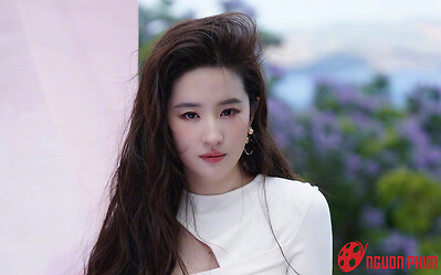 Chia tay chưa bao lâu, bạn trai Lưu Diệc Phi đã công khai 'cặp kè' với gái xinh