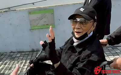 Chia tay tình trẻ kém 49 tuổi, nam diễn viên nổi tiếng ngồi xe lăn, tuổi già sống cô độc