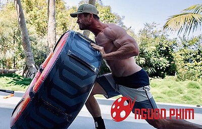 Chris Hemsworth khoe thân hình lực lưỡng khi tập luyện