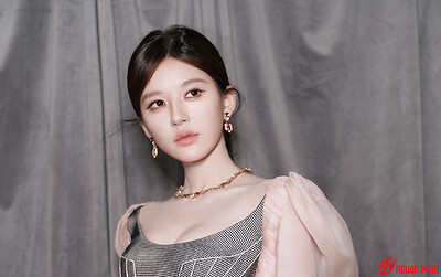 Cnet quay lưng với Triệu Lộ Tư