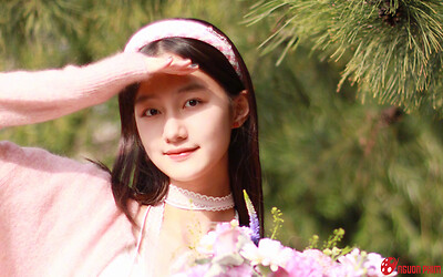 'Con gái' của Triệu Vy từng xinh đẹp đến mức bị cấm dao kéo: Nhan sắc hiện tại gây bão