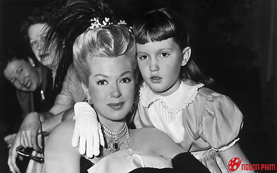 Con gái nữ minh tinh giết người tình của mẹ