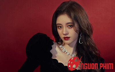 Cúc Tịnh Y đang bị đe dọa sự nghiệp, nguyên nhân vì sự xuất hiện của 2 nhân vật lạ