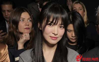 Đang mải mê với những cuộc vui, Song Hye Kyo bất ngờ để đối thủ vượt mặt