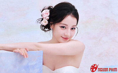 Danh tính ngôi sao bằng tuổi được Địch Lệ Nhiệt Ba công khai ôm hôn