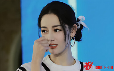 Địch Lệ Nhiệt Ba báo tin buồn đến khán giả