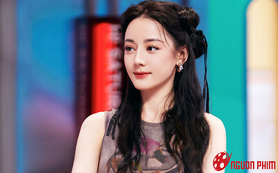 Địch Lệ Nhiệt Ba bất ngờ công khai con trai, bé con được nhận xét giống hệt mẹ