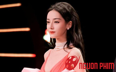 Địch Lệ Nhiệt Ba bị bóc phốt làm màu lố lăng, netizen bùng nổ tranh cãi