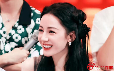 Địch Lệ Nhiệt Ba chính thức hết thời, còn bị đàn em 'nẫng tay trên'