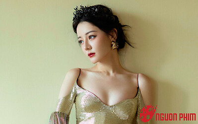 Địch Lệ Nhiệt Ba diện áo tắm mỏng te khoe vóc dáng đẫy đà khiến netizen rần rần