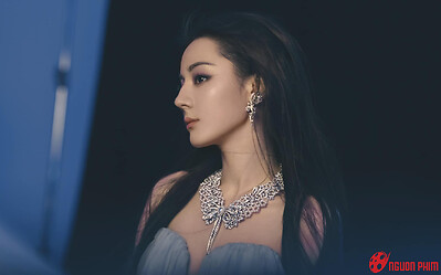 Địch Lệ Nhiệt Ba hiếm hoi hở bạo khoe bikini nhỏ xíu