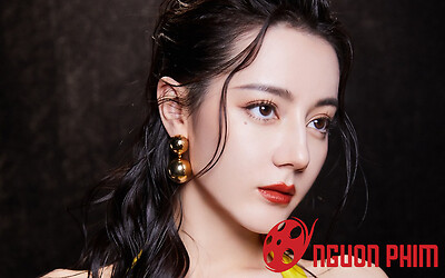 Địch Lệ Nhiệt Ba trông như 2 người khác nhau tại sự kiện, nhưng phần bụng mới gây chú ý