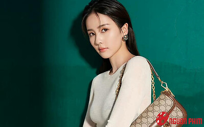 Diện hàng hiệu, Bạch Lộc vẫn bị chê 'phèn', tạo dáng đơ như tượng sáp