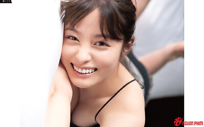 Diễn viên phim Nhật lộ ảnh nóng với bạn trai, say xỉn đánh đập hơn 8 nhân viên