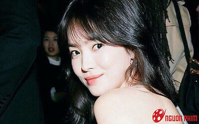 Động thái khôn ngoan của Song Hye Kyo trong ngày 'kẻ thù' gặp rắc rối