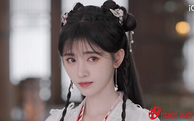 Đúng như dự đoán, Cúc Tịnh Y vẫn trang điểm lòe loẹt, diễn xuất muôn kiểu như một trong phim mới