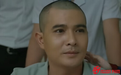 Gia Đình Mình Vui Bất Thình Lình: Thành gây xúc động khi hôn chúc may mắn Công