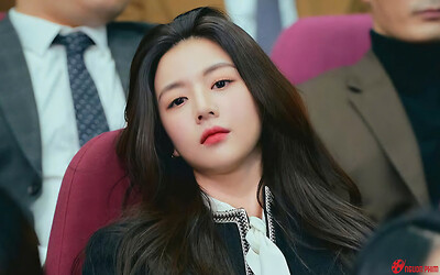 Giải mã sức hút của Go Yoon Jung trong Resident Playbook