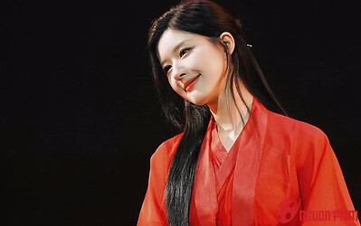 Hành động chứng tỏ Triệu Lộ Tư vừa giàu vừa chiều fan hết nấc