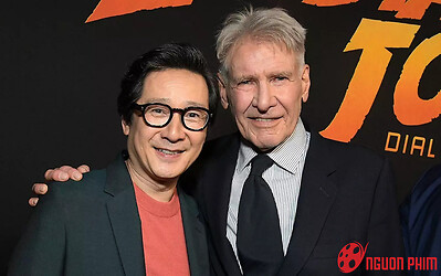 Harrison Ford ôm chặt Quan Kế Huy trên thảm đỏ ra mắt 'bom tấn' Indiana Jones 5