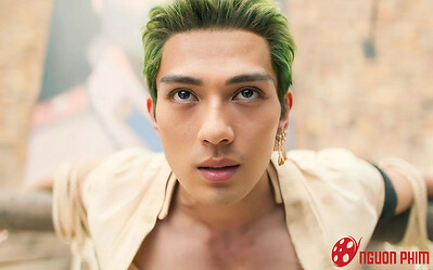 Hé lộ đời tư của mỹ nam hot nhất One Piece live-action đang gây sốt toàn cầu