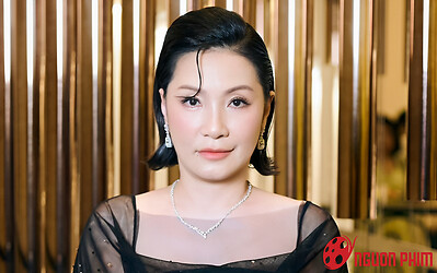 Hồng Đào đeo nhẫn kim cương khủng e ấp bên tình trẻ màn ảnh