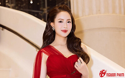 Hồng Diễm khoe 'cặp kiếm Nhật' thon nuột nà trứ danh ở tuổi 42