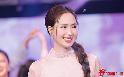 Hồng Diễm khoe con gái 13 tuổi xinh xắn y hệt mẹ