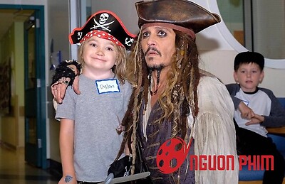 Johnny Depp trò chuyện với bệnh nhi trong tạo hình Jack Sparrow
