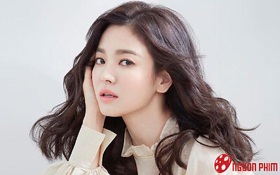 Khoảnh khắc Song Hye Kyo sánh đôi cùng người yêu lớn hơn 1 tuổi bị 'đào' lại