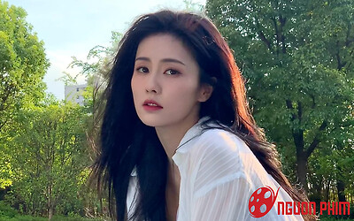 Không còn che giấu chuyện yêu đương, Bạch Lộc công khai ảnh nằm đè lên 'người ấy'