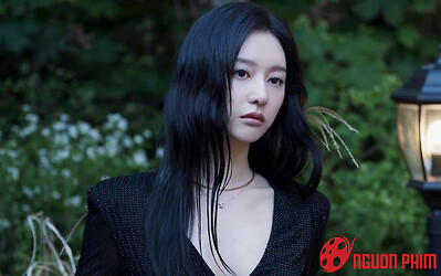 Kim Ji Won diện váy khoét sâu, khoe vẻ đẹp phồn thực trong loạt ảnh mới