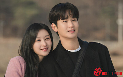 Kim Soo Hyun bị bắt gặp hẹn hò cùng mỹ nhân kém 7 tuổi, thuyền với Kim Ji Won chính thức chìm