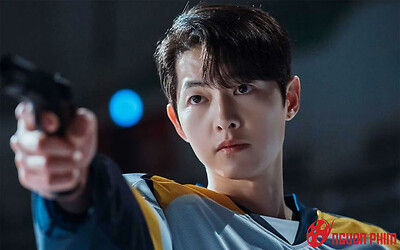 Lịch thiệp như Song Joong Ki cũng từng bị khán giả ném đá vì 'bàn tay hư hỏng'