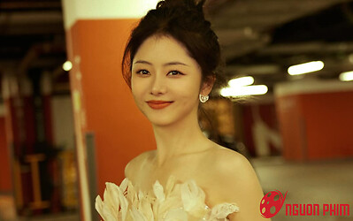 Lộ ảnh hậu trường của Đàm Tùng Vận, nhan sắc ra sao mà gây bất ngờ