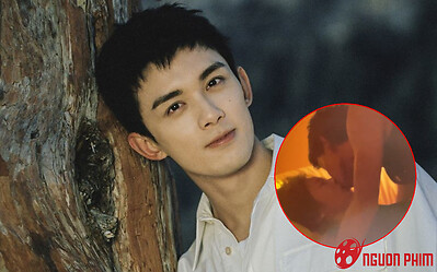 Lộ ảnh hôn gây đỏ mặt của Ngô Lỗi với bạn gái lớn tuổi ngay trên giường, khán giả không tin vào mắt