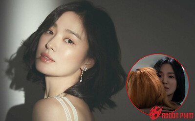 Lộ ảnh Song Hye Kyo ôm một người phụ nữ lạ sau khi ly hôn Song Joong Ki: Chị đã quá chán đàn ông?