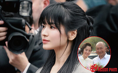 Lộ ảnh Song Hye Kyo thân thiết với một người đàn ông lạ, nhan sắc thua xa Song Joong Ki?